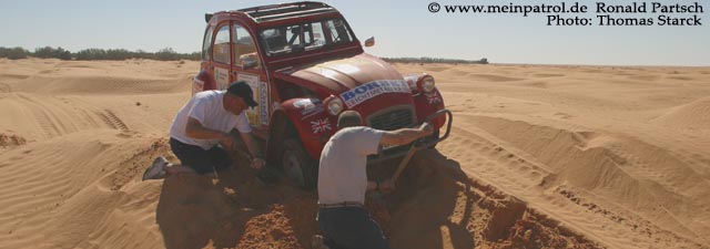 Sandschaufel, Sahara, Wüste, Tunesien, tunisia, Nissan, nissan, Patrol, patrol, Safari, safari, Patrol GR, patrol gr, Safari GR, safari gr, GR, gr, KR, kr, Patrol GQ, patrol gq, Safari GQ, safari gq, GQ, gq, Y60, y60, JRY60, jry60, JRLY60, jrly60, VRGY60, vrgy60, ARGY60, argy60, TD42, td42, 4.2-Liter, 4.2 Litre, 4.2 litre, 4,2-Liter, Sechszylinder, Inlinesix, inlinesix, high roof, Hochdach, Jeep, jeep, Wrangler, wrangler, TJ, tj, Yamaha, Kodiak, yamaha, kodiak, 4x4, 4WD, 4wd, four wheel drive, AWD, awd, Offroad, offroad, Off Road, OFF ROAD, off road, offroader, Allradler, Allradantrieb, Geländeuntersetzung, Reduktion, low gears, Differenzialsperre, Differentialsperre, locker, Gelaendewagen, Geländewagen, Reisen, reisen, travel, Expedition, expedition, Tour, tour, Tuning, tuning, tune, Zubehör, equipment